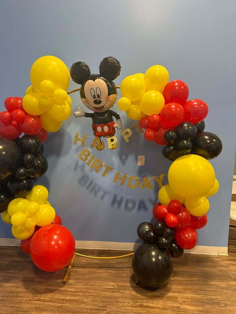 Mickey Mouse balloon arch birthday setup
